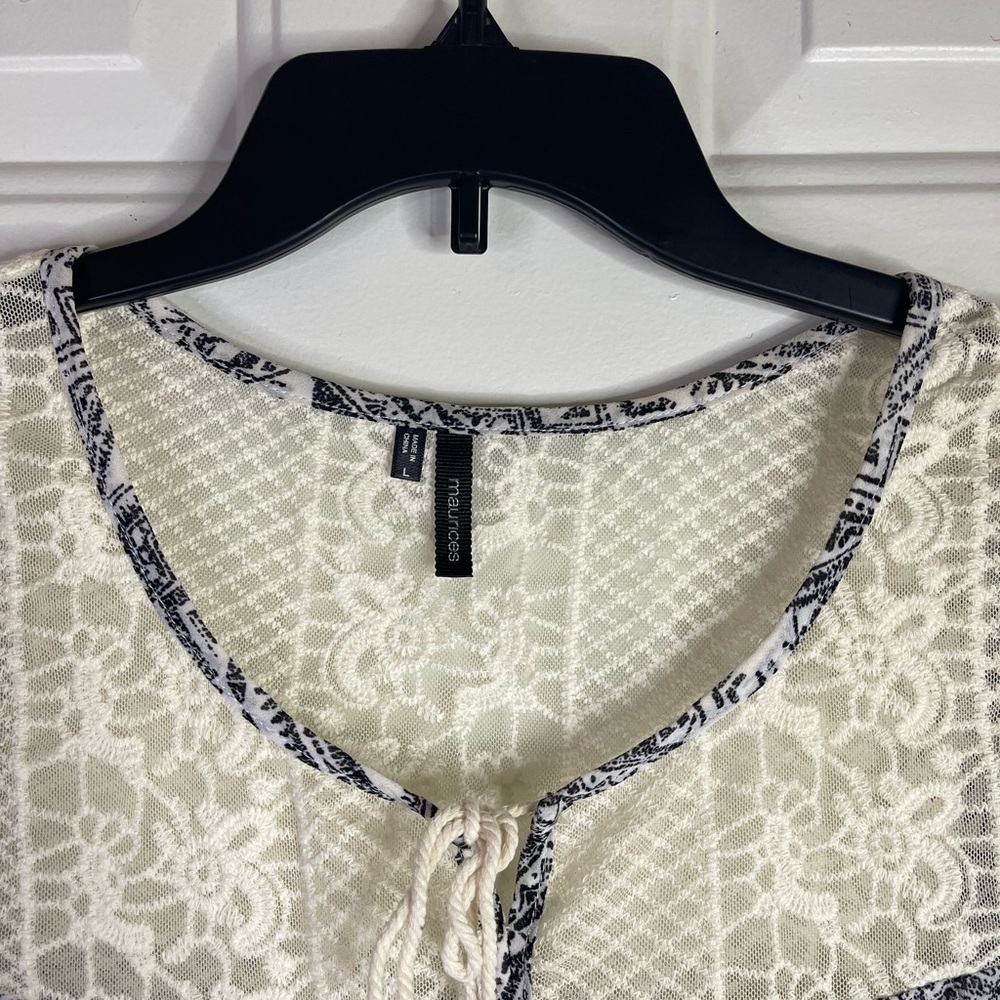 Maurice pattern blouse with little lace. In black and white. - Picture 4 of 6